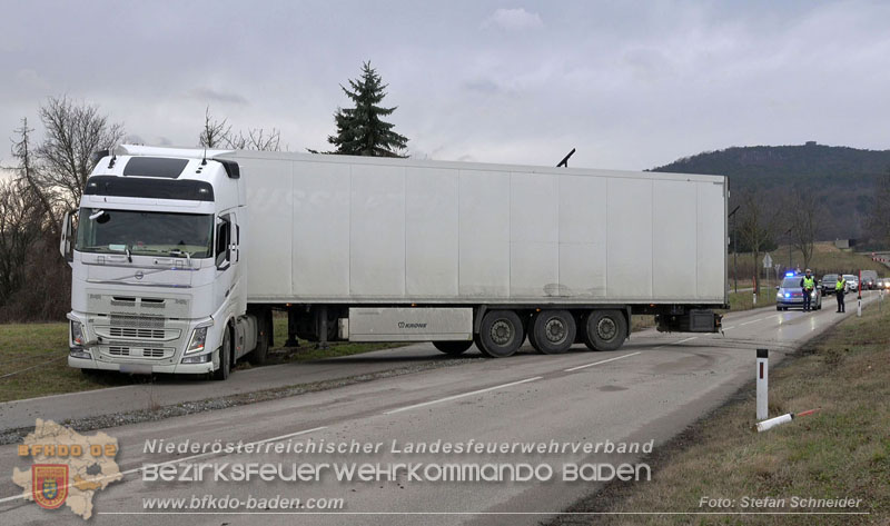 20260211_Sattelzug blockiert L4010 bei missgl�cktem Wendeman�ver in Pfaffst�tten Ein�dstra�e Foto: Stefan Schneider BFKDO BADEN
