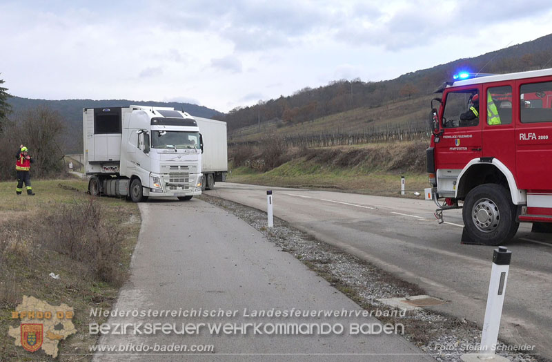 20260211_Sattelzug blockiert L4010 bei missgl�cktem Wendeman�ver in Pfaffst�tten Ein�dstra�e Foto: Stefan Schneider BFKDO BADEN
