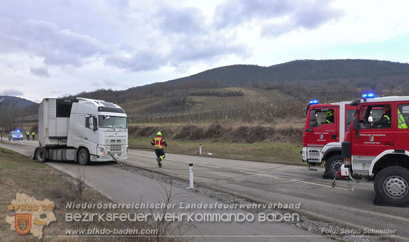 20260211_Sattelzug blockiert L4010 bei missgl�cktem Wendeman�ver in Pfaffst�tten Ein�dstra�e Foto: Stefan Schneider BFKDO BADEN