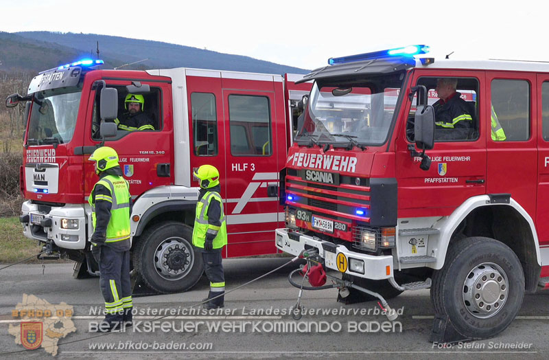 20260211_Sattelzug blockiert L4010 bei missgl�cktem Wendeman�ver in Pfaffst�tten Ein�dstra�e Foto: Stefan Schneider BFKDO BADEN