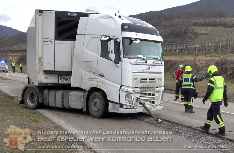 20260211_Sattelzug blockiert L4010 bei missgl�cktem Wendeman�ver in Pfaffst�tten Ein�dstra�e Foto: Stefan Schneider BFKDO BADEN