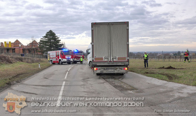 20260211_Sattelzug blockiert L4010 bei missgl�cktem Wendeman�ver in Pfaffst�tten Ein�dstra�e Foto: Stefan Schneider BFKDO BADEN