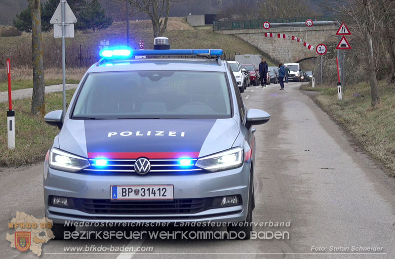 20260211_Sattelzug blockiert L4010 bei missgl�cktem Wendeman�ver in Pfaffst�tten Ein�dstra�e Foto: Stefan Schneider BFKDO BADEN