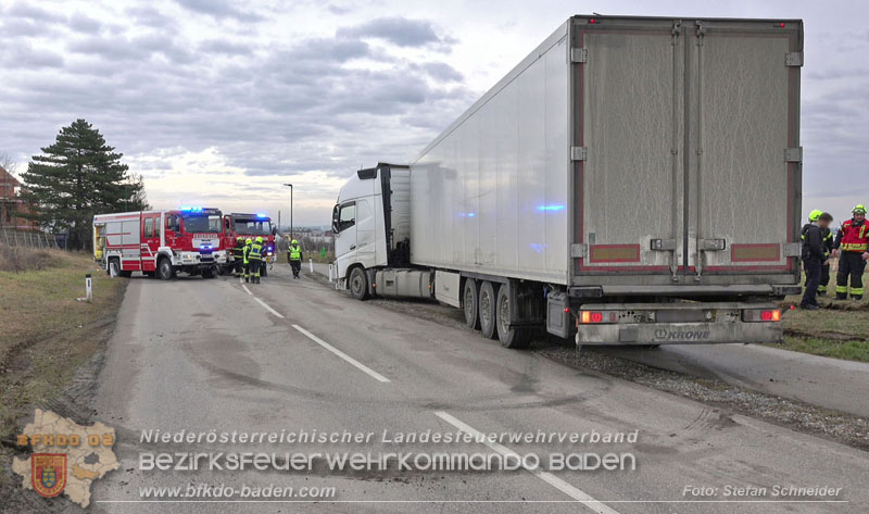 20260211_Sattelzug blockiert L4010 bei missgl�cktem Wendeman�ver in Pfaffst�tten Ein�dstra�e Foto: Stefan Schneider BFKDO BADEN
