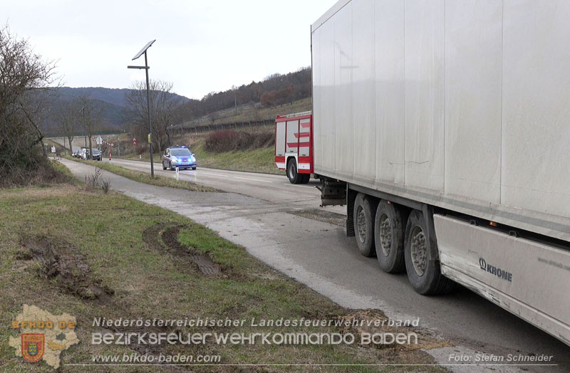 20260211_Sattelzug blockiert L4010 bei missgl�cktem Wendeman�ver in Pfaffst�tten Ein�dstra�e Foto: Stefan Schneider BFKDO BADEN
