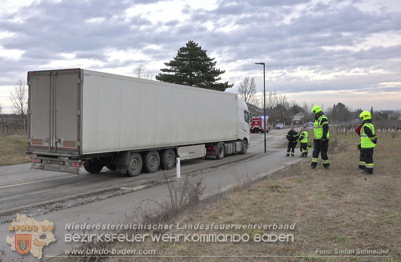 20260211_Sattelzug blockiert L4010 bei missgl�cktem Wendeman�ver in Pfaffst�tten Ein�dstra�e Foto: Stefan Schneider BFKDO BADEN