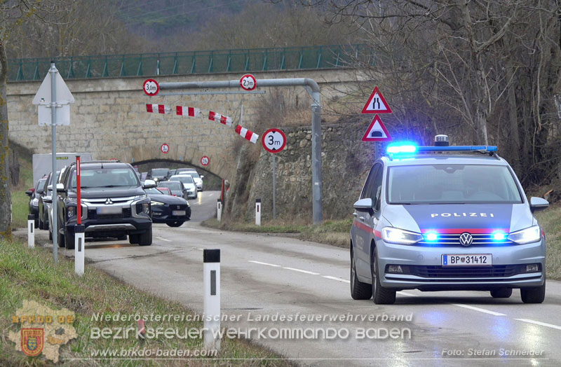 20260211_Sattelzug blockiert L4010 bei missgl�cktem Wendeman�ver in Pfaffst�tten Ein�dstra�e Foto: Stefan Schneider BFKDO BADEN