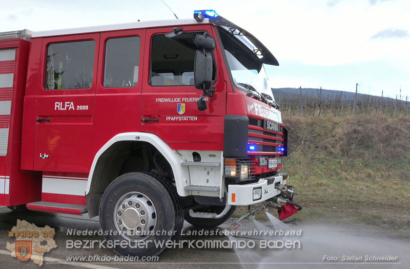 20260211_Sattelzug blockiert L4010 bei missgl�cktem Wendeman�ver in Pfaffst�tten Ein�dstra�e Foto: Stefan Schneider BFKDO BADEN