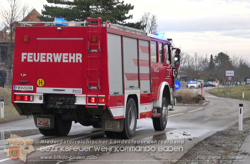 20260211_Sattelzug blockiert L4010 bei missgl�cktem Wendeman�ver in Pfaffst�tten Ein�dstra�e Foto: Stefan Schneider BFKDO BADEN