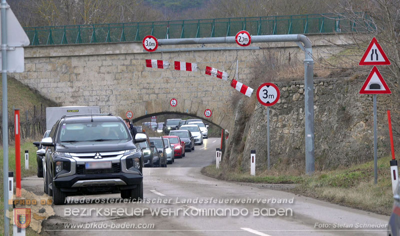 20260211_Sattelzug blockiert L4010 bei missgl�cktem Wendeman�ver in Pfaffst�tten Ein�dstra�e Foto: Stefan Schneider BFKDO BADEN