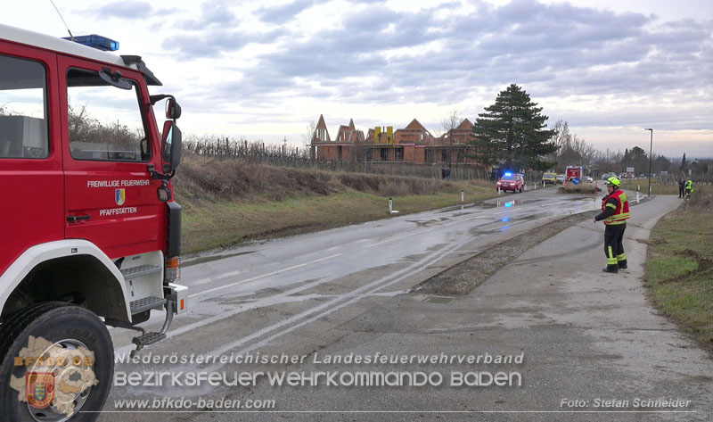 20260211_Sattelzug blockiert L4010 bei missgl�cktem Wendeman�ver in Pfaffst�tten Ein�dstra�e Foto: Stefan Schneider BFKDO BADEN