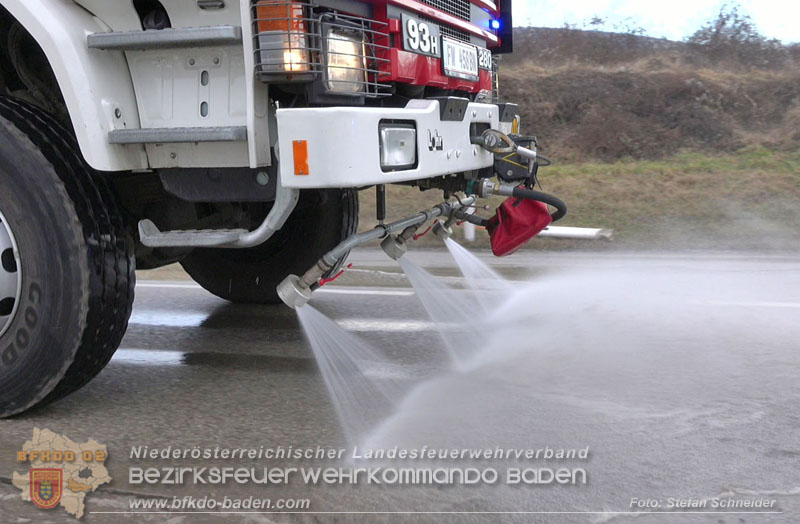 20260211_Sattelzug blockiert L4010 bei missgl�cktem Wendeman�ver in Pfaffst�tten Ein�dstra�e Foto: Stefan Schneider BFKDO BADEN