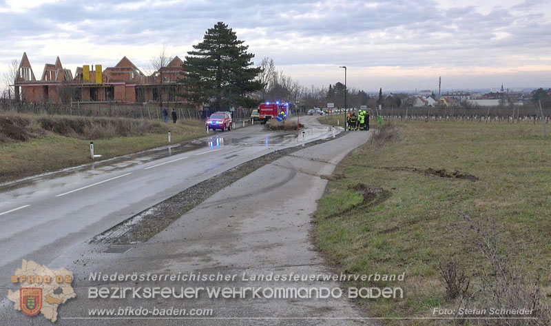 20260211_Sattelzug blockiert L4010 bei missgl�cktem Wendeman�ver in Pfaffst�tten Ein�dstra�e Foto: Stefan Schneider BFKDO BADEN