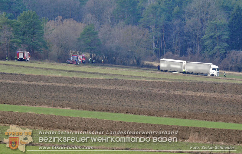 20260212_LKW samt Tandem-Anh�nger h�ngt auf Feldweg bei Grossau fest   Foto: Stefan Schneider BFKDO BADEN