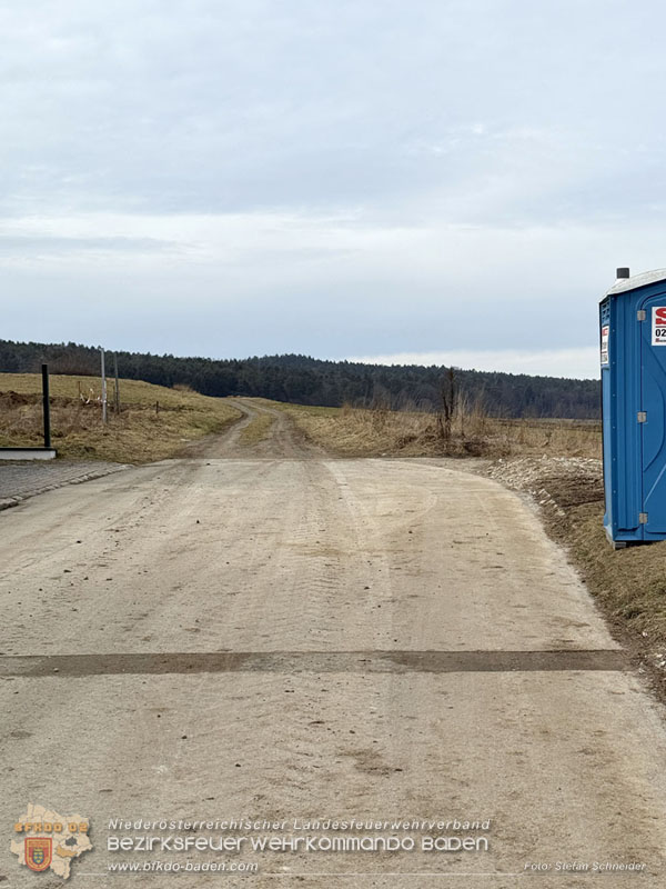 20260212_LKW samt Tandem-Anh�nger h�ngt auf Feldweg bei Grossau fest   Foto: Stefan Schneider BFKDO BADEN