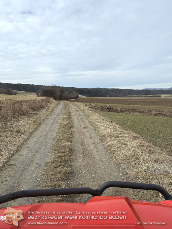 20260212_LKW samt Tandem-Anh�nger h�ngt auf Feldweg bei Grossau fest   Foto: Stefan Schneider BFKDO BADEN
