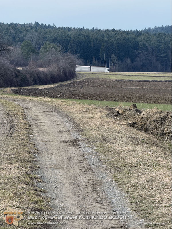 20260212_LKW samt Tandem-Anh�nger h�ngt auf Feldweg bei Grossau fest   Foto: Stefan Schneider BFKDO BADEN