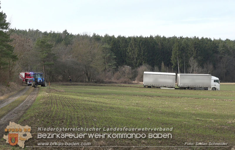 20260212_LKW samt Tandem-Anh�nger h�ngt auf Feldweg bei Grossau fest   Foto: Stefan Schneider BFKDO BADEN