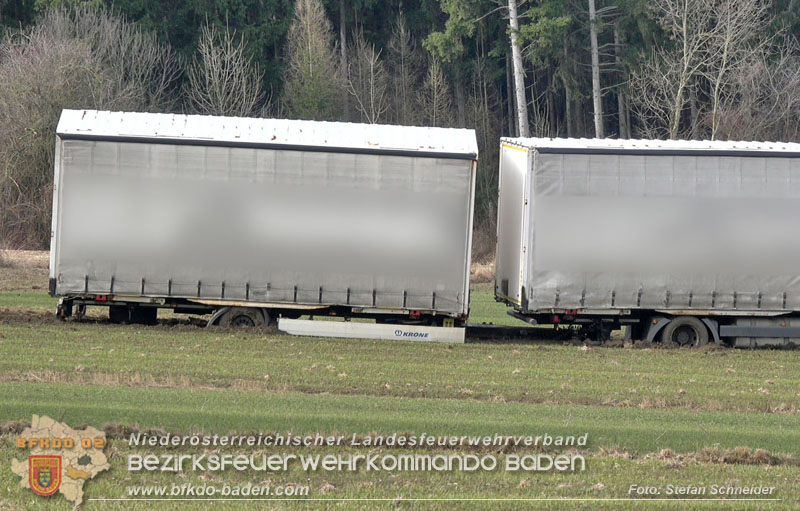 20260212_LKW samt Tandem-Anh�nger h�ngt auf Feldweg bei Grossau fest   Foto: Stefan Schneider BFKDO BADEN