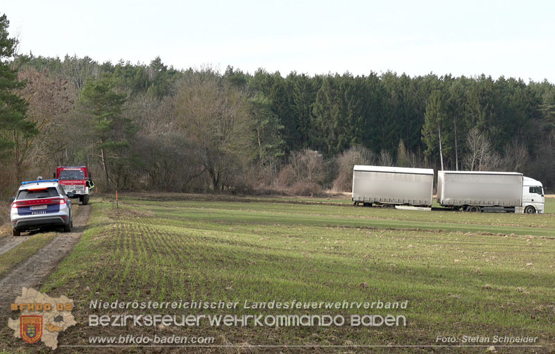 20260212_LKW samt Tandem-Anh�nger h�ngt auf Feldweg bei Grossau fest   Foto: Stefan Schneider BFKDO BADEN