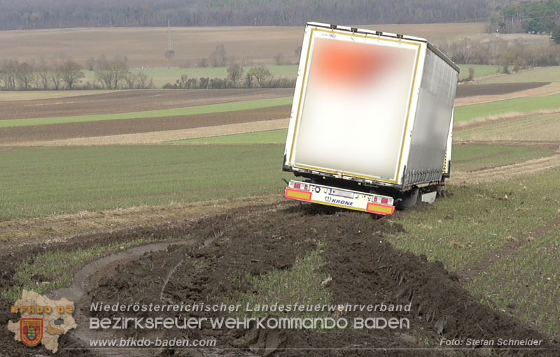 20260212_LKW samt Tandem-Anh�nger h�ngt auf Feldweg bei Grossau fest   Foto: Stefan Schneider BFKDO BADEN
