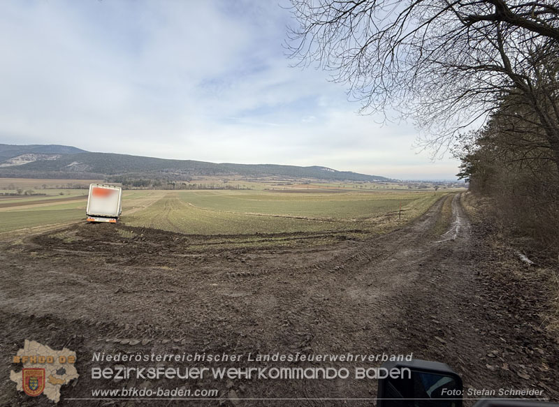 20260212_LKW samt Tandem-Anh�nger h�ngt auf Feldweg bei Grossau fest   Foto: Stefan Schneider BFKDO BADEN