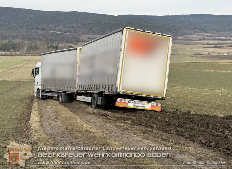 20260212_LKW samt Tandem-Anh�nger h�ngt auf Feldweg bei Grossau fest   Foto: Stefan Schneider BFKDO BADEN