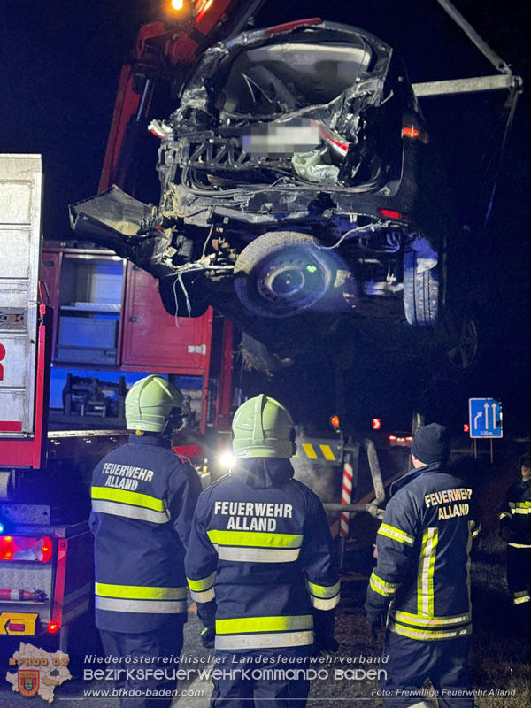 20260216_Nächtlicher Auffahrunfall auf der A21 fordert umfangreiche Bergungsarbeiten Foto: FF Alland 20260216_Nächtlicher Auffahrunfall auf der A21 fordert umfangreiche Bergungsarbeiten Foto: FF Alland