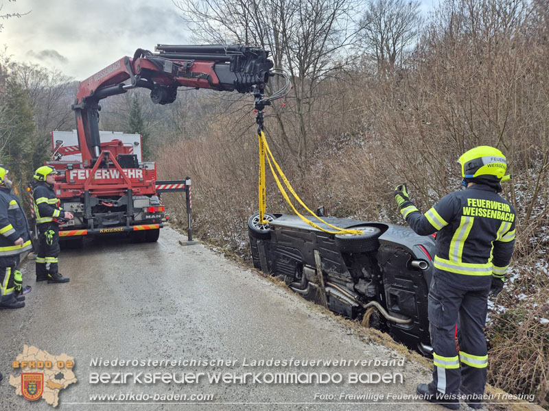 20260217_Fahrzeugbergung aus Bachverlauf in Furth/Triesting Ortsteil Eberbach  Foto: FF Weissenbach/Triesting