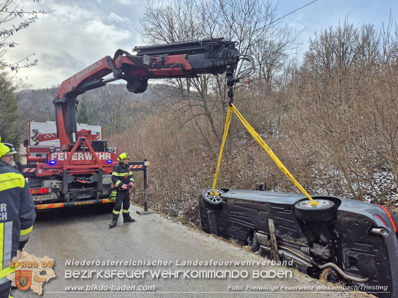 20260217_Fahrzeugbergung aus Bachverlauf in Furth/Triesting Ortsteil Eberbach  Foto: FF Weissenbach/Triesting