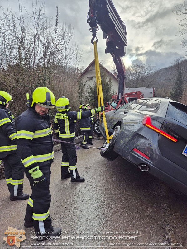 20260217_Fahrzeugbergung aus Bachverlauf in Furth/Triesting Ortsteil Eberbach  Foto: FF Weissenbach/Triesting