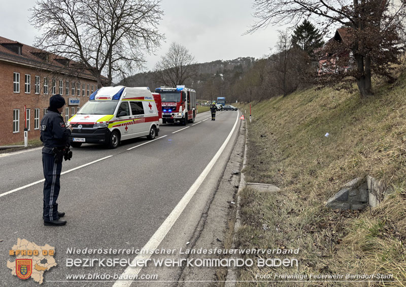 20260223_Verkehrsunfall auf der B18 Höhe Berndorf Fabrik Foto: FF Berndorf-Stadt 20260223_Verkehrsunfall auf der B18 Höhe Berndorf Fabrik Foto: FF Berndorf-Stadt