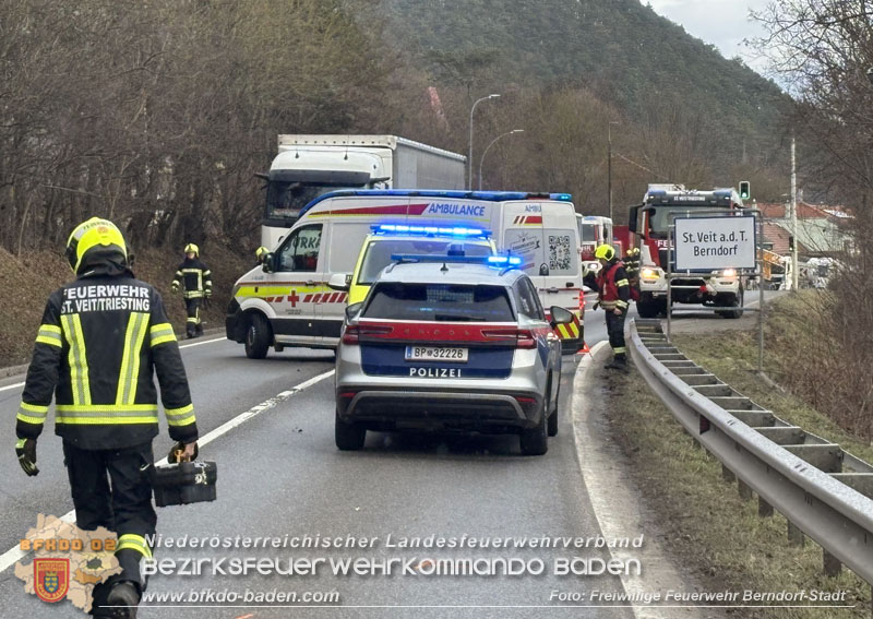 20260223_Verkehrsunfall auf der B18 Höhe Berndorf Fabrik Foto: FF Berndorf-Stadt 20260223_Verkehrsunfall auf der B18 Höhe Berndorf Fabrik Foto: FF Berndorf-Stadt