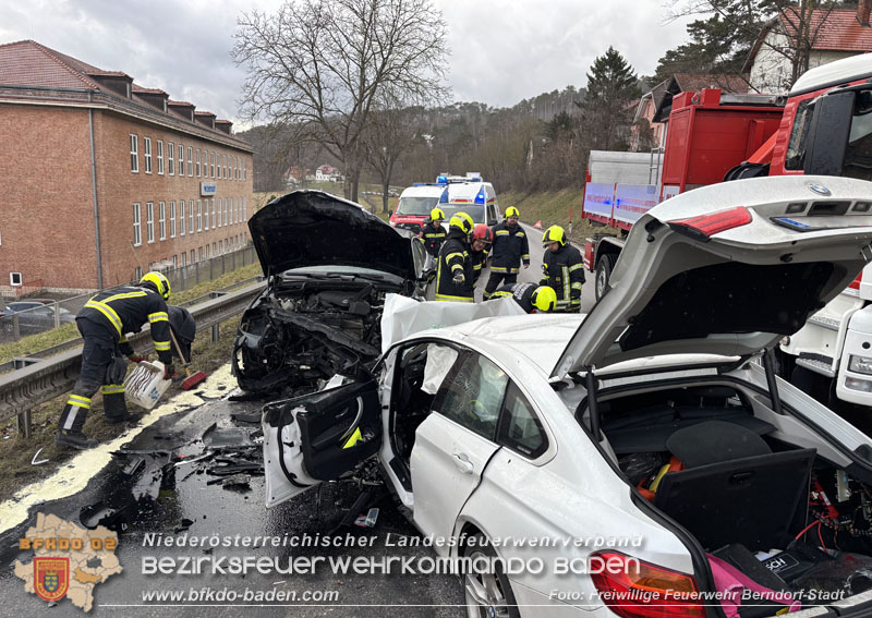 20260223_Verkehrsunfall auf der B18 Höhe Berndorf Fabrik Foto: FF Berndorf-Stadt 20260223_Verkehrsunfall auf der B18 Höhe Berndorf Fabrik Foto: FF Berndorf-Stadt