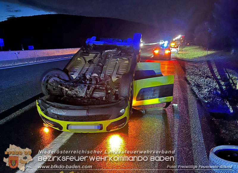 20260224_Fahrzeugüberschlag auf der A21 Foto: FF Alland 20260224_Fahrzeugüberschlag auf der A21 Foto: FF Alland