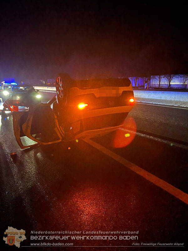 20260224_Fahrzeugüberschlag auf der A21 Foto: FF Alland 20260224_Fahrzeugüberschlag auf der A21 Foto: FF Alland