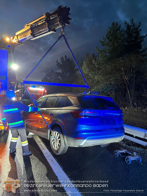 20260224_Fahrzeugüberschlag auf der A21 Foto: FF Alland 20260224_Fahrzeugüberschlag auf der A21 Foto: FF Alland