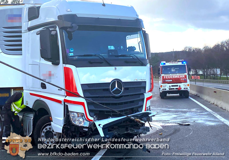 20260317_Schwerer LKW-Unfall auf der A21 fordert Autobahn Teilsperre bei Heiligenkreuz  Foto: FF Alland