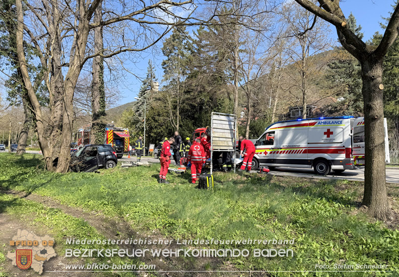 20260403_Moped-Auto prallt in Baden frontal gegen Baum  Foto: Stefan Schneider