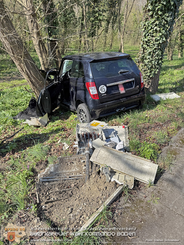 20260403_Moped-Auto prallt in Baden frontal gegen Baum  Foto: Stefan Schneider