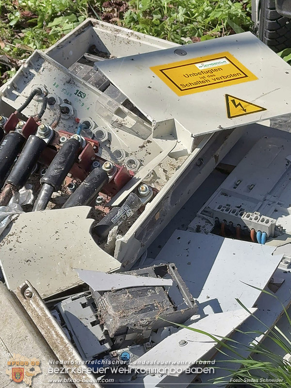 20260403_Moped-Auto prallt in Baden frontal gegen Baum  Foto: Stefan Schneider