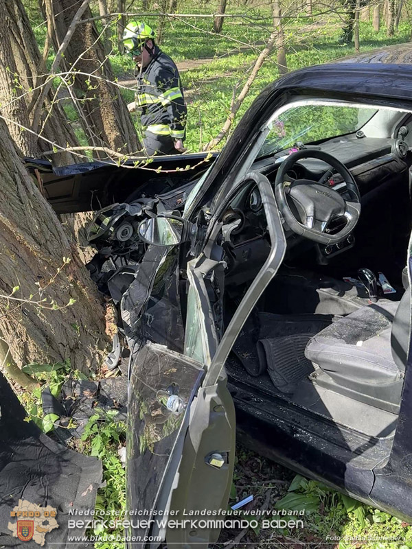 20260403_Moped-Auto prallt in Baden frontal gegen Baum Foto: Stefan Schneider