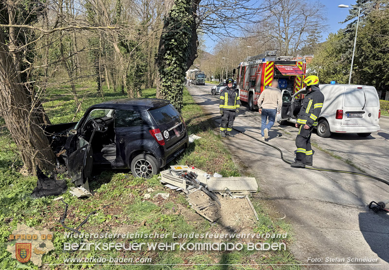 20260403_Moped-Auto prallt in Baden frontal gegen Baum Foto: Stefan Schneider