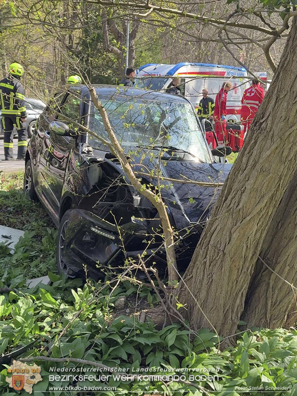 20260403_Moped-Auto prallt in Baden frontal gegen Baum Foto: Stefan Schneider
