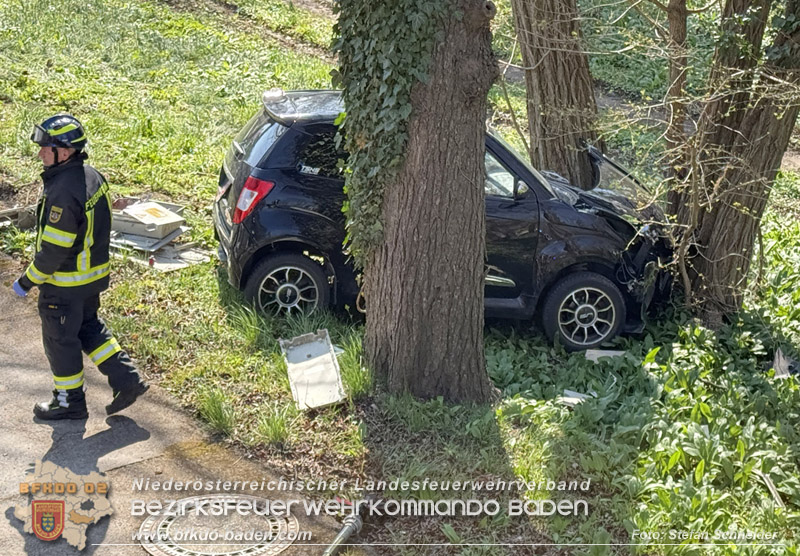 20260403_Moped-Auto prallt in Baden frontal gegen Baum Foto: Stefan Schneider