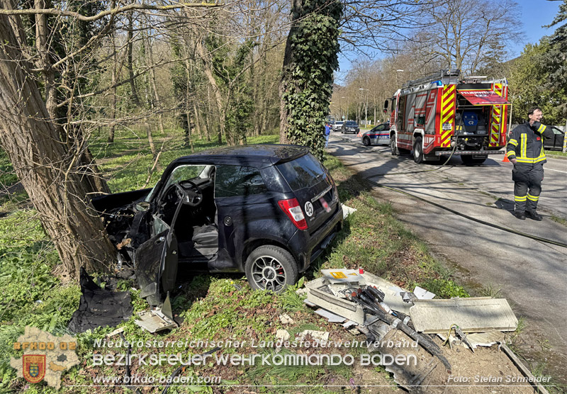 20260403_Moped-Auto prallt in Baden frontal gegen Baum Foto: Stefan Schneider