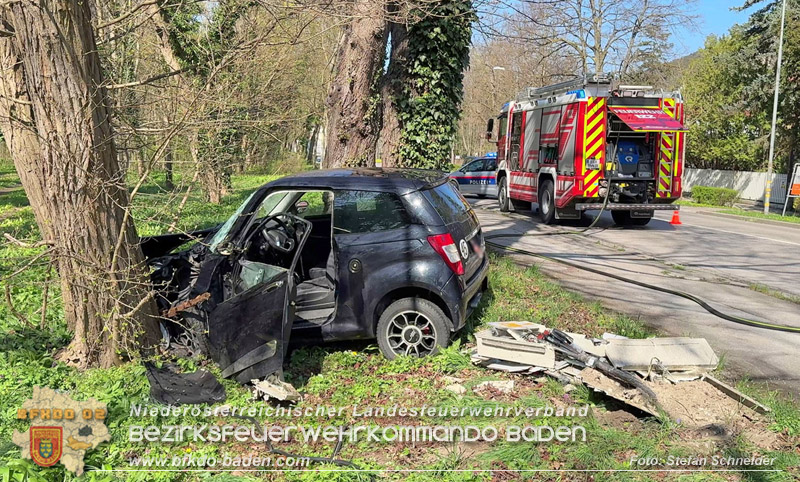 20260403_Moped-Auto prallt in Baden frontal gegen Baum Foto: Stefan Schneider