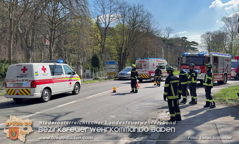 20260403_Moped-Auto prallt in Baden frontal gegen Baum Foto: Stefan Schneider