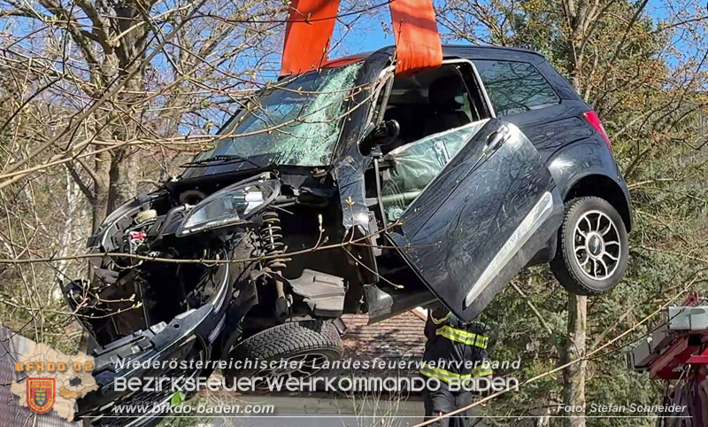 20260403_Moped-Auto prallt in Baden frontal gegen Baum Foto: Stefan Schneider