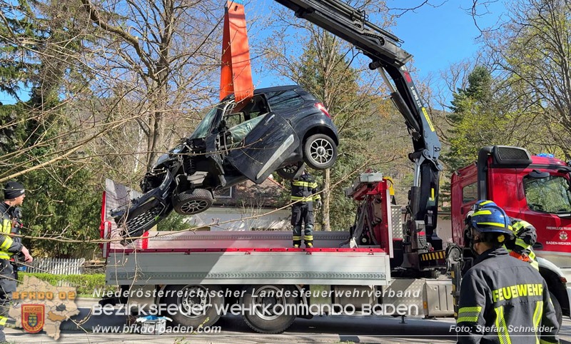 20260403_Moped-Auto prallt in Baden frontal gegen Baum Foto: Stefan Schneider